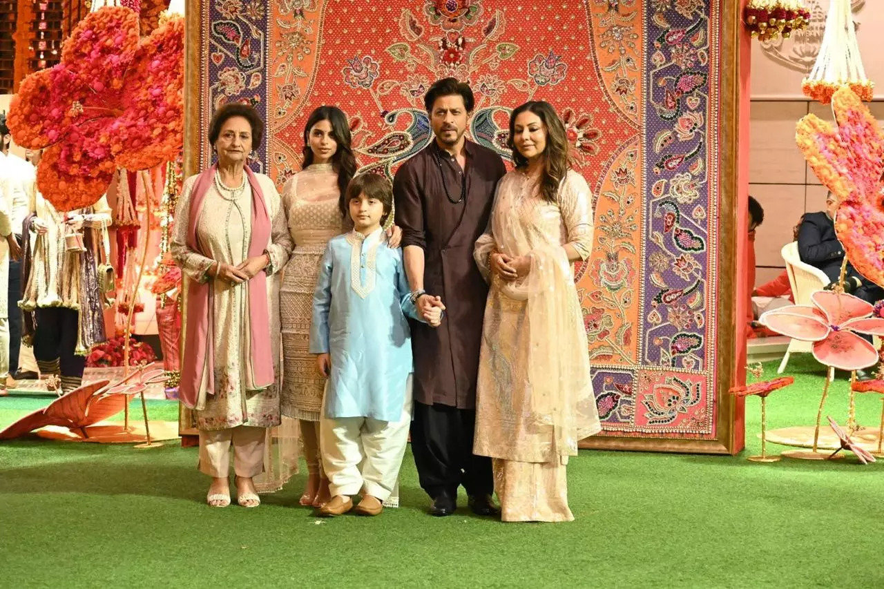 Shah Rukh Khan Gauri Khan and kids