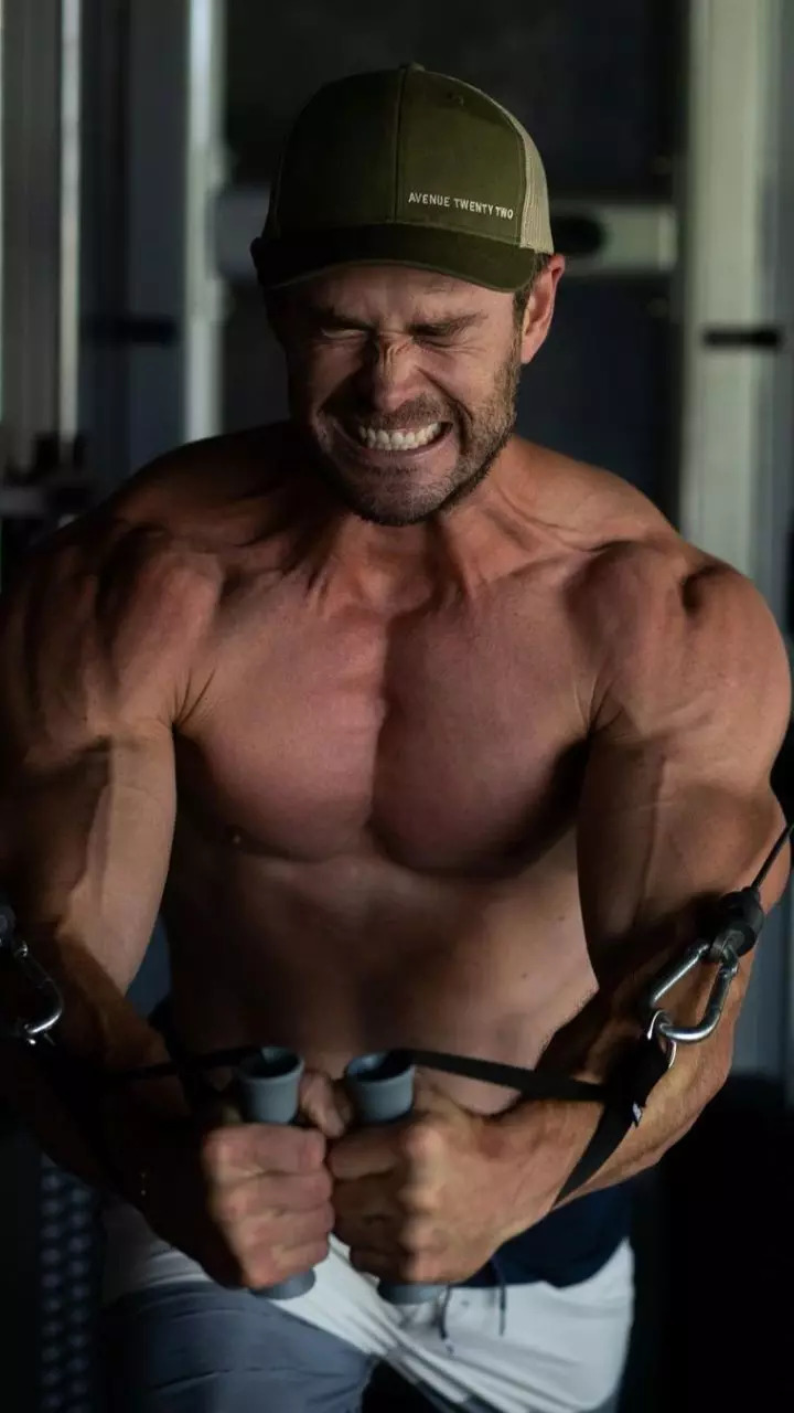 Chris Hemsworth ripped physique