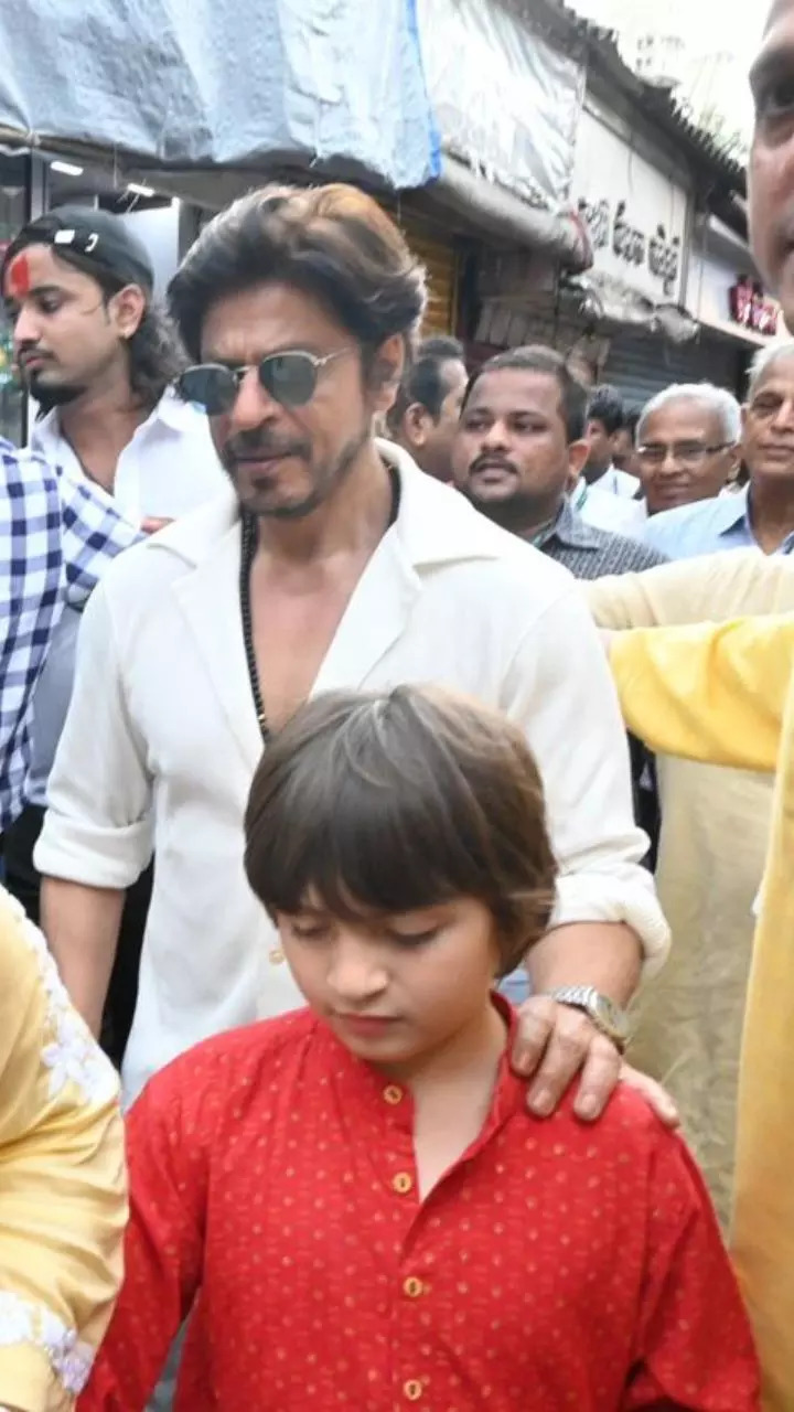 AbRam with SRK at Lalbaug Cha Raja