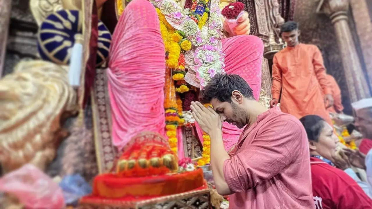 Bollywood Celebs At Lalbaugcha Raja