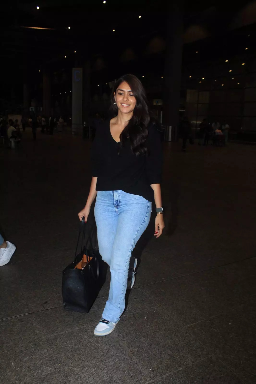 Mrunal Thakur made heads turn at the airport with her trendy fit 