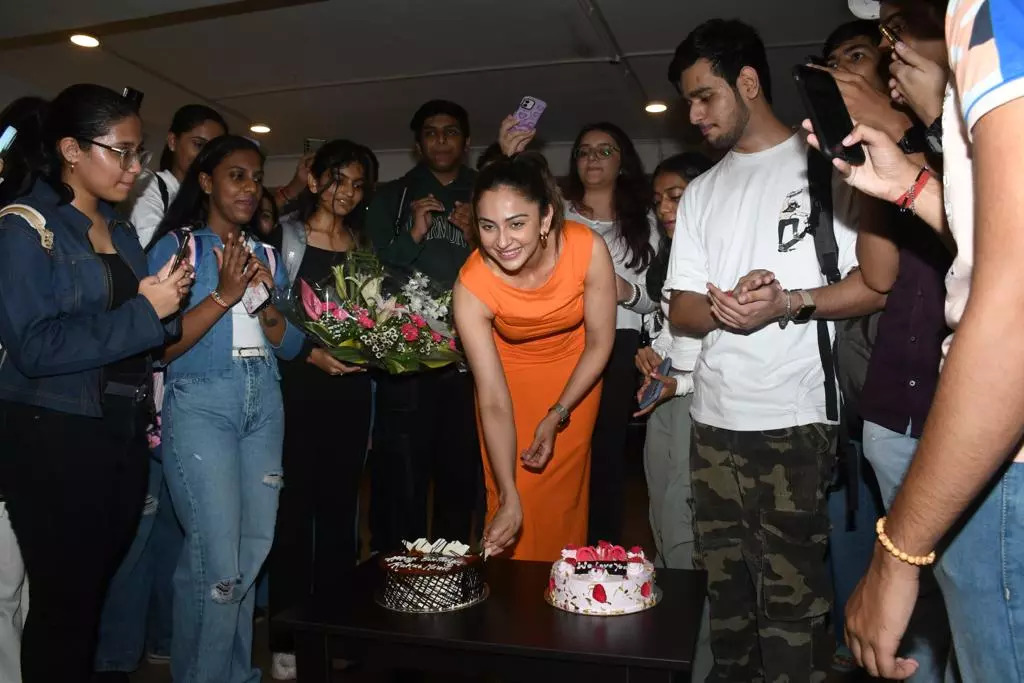 Rakul Preet Singh celebrates birthday with fans