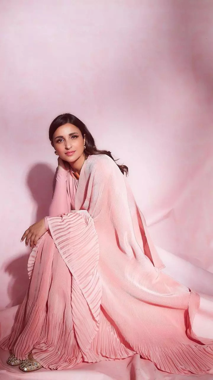 Parineeti looks so gorg in this pink drape 