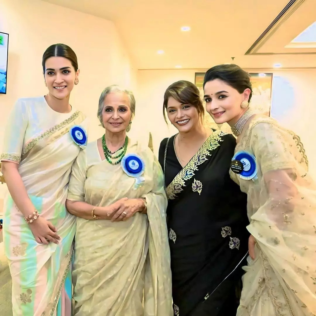 Kriti Sanon Waheeda Rehman Pallavi Joshi And Alia Bhatt Strike A Pose Together As They Celebrate Their Win