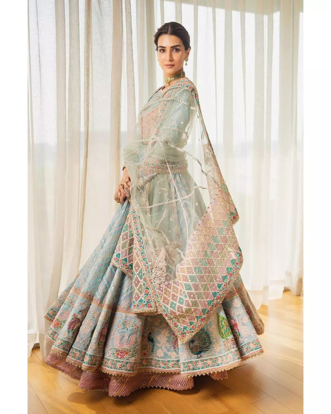 Kriti looks so pretty in this Anarkali suit 