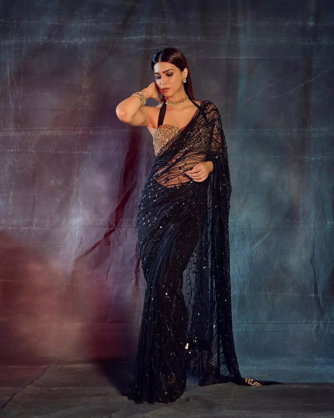 A blingy saree like this one can make anyone look like a star 