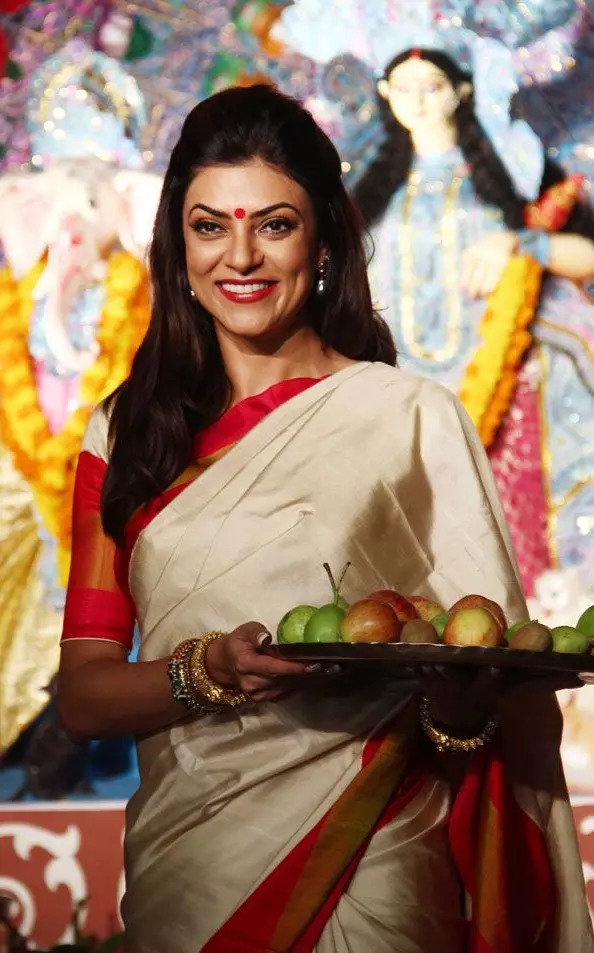 Sushmita Sen Goes For A Typical Bong Saree