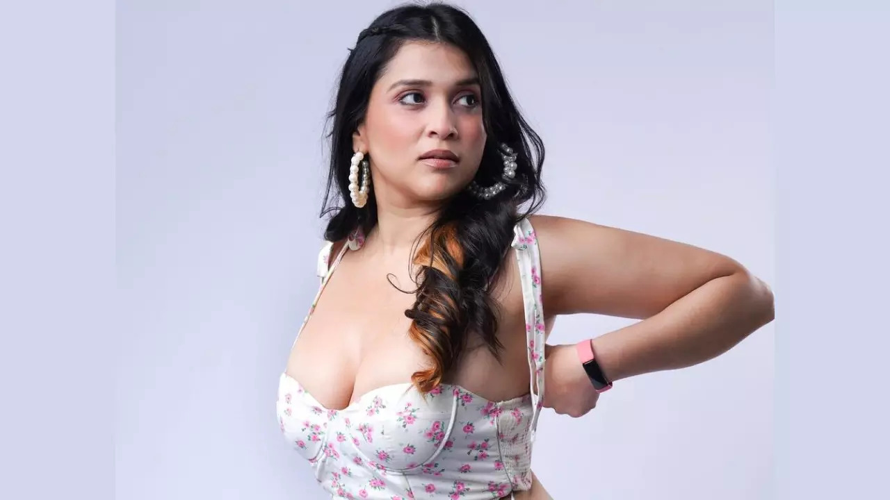 Mannara Chopras Most Stunning Looks In Pictures