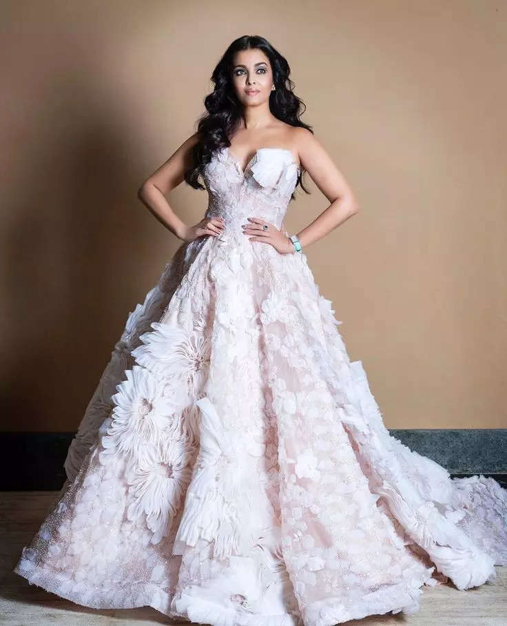 Aishwarya Rai's Princess Like Gown Moments – See In Pics