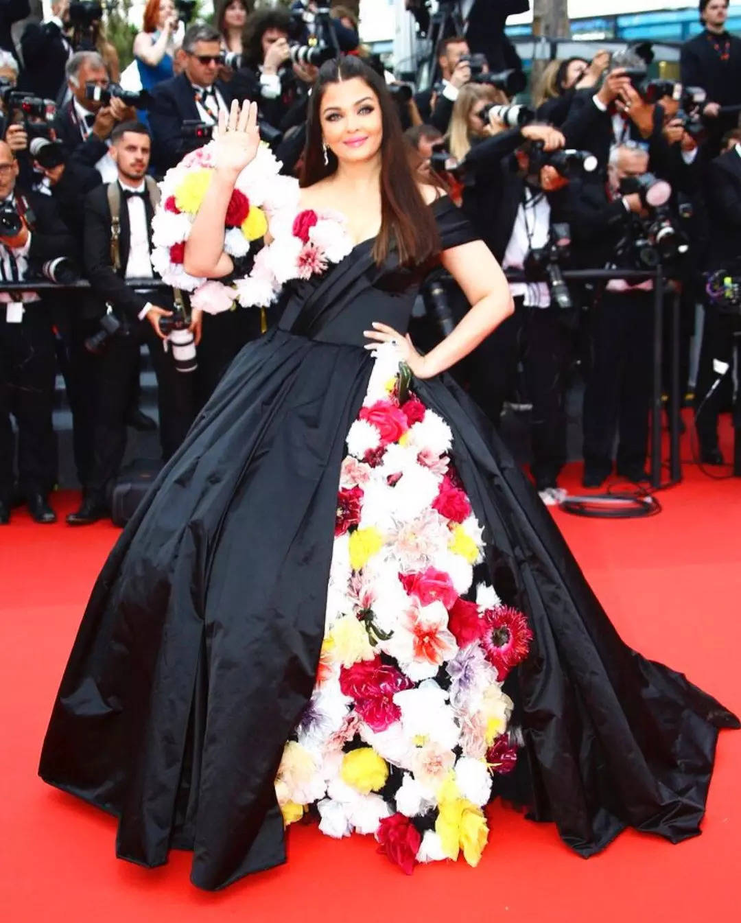 Mangalore Today | Latest titbits of mangalore, udupi - Page Aishwarya-Rai -Bachchan-and-other-B-Town-divas-fascinate-us-with-their-divine-look-in- white-gown