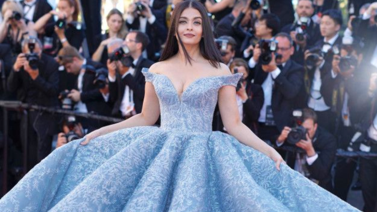 Details 196+ aishwarya in blue gown super hot