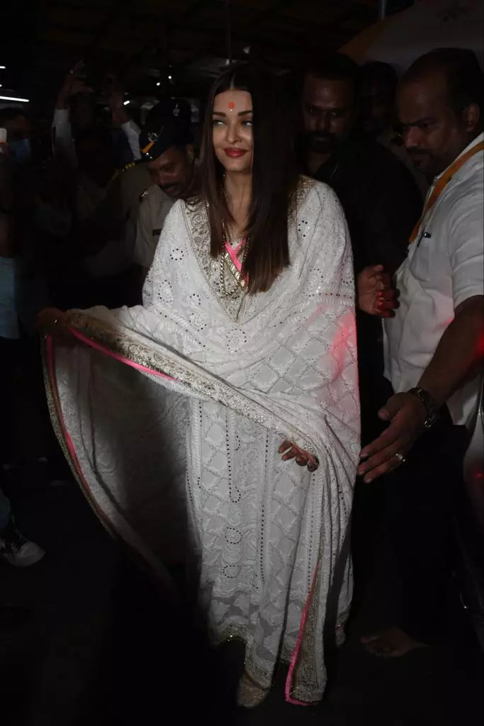 Aishwarya Rai at Siddhivinayak temple