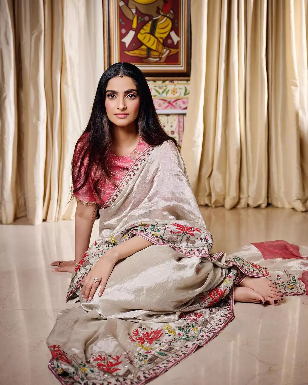 Sonam Kapoor looked gorg in this elegant saree 