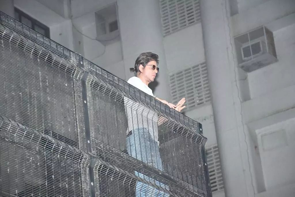 SRK greeting his fans