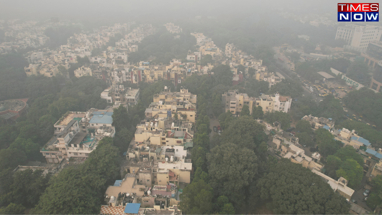 Capital nacional de la India cubierta de smog y niebla