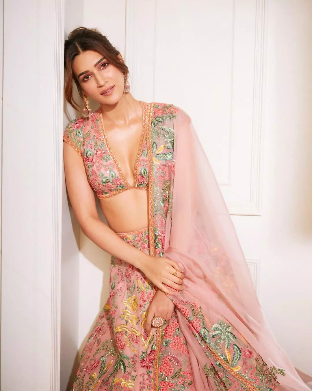 Kriti Sanons Elegant Pastel Look