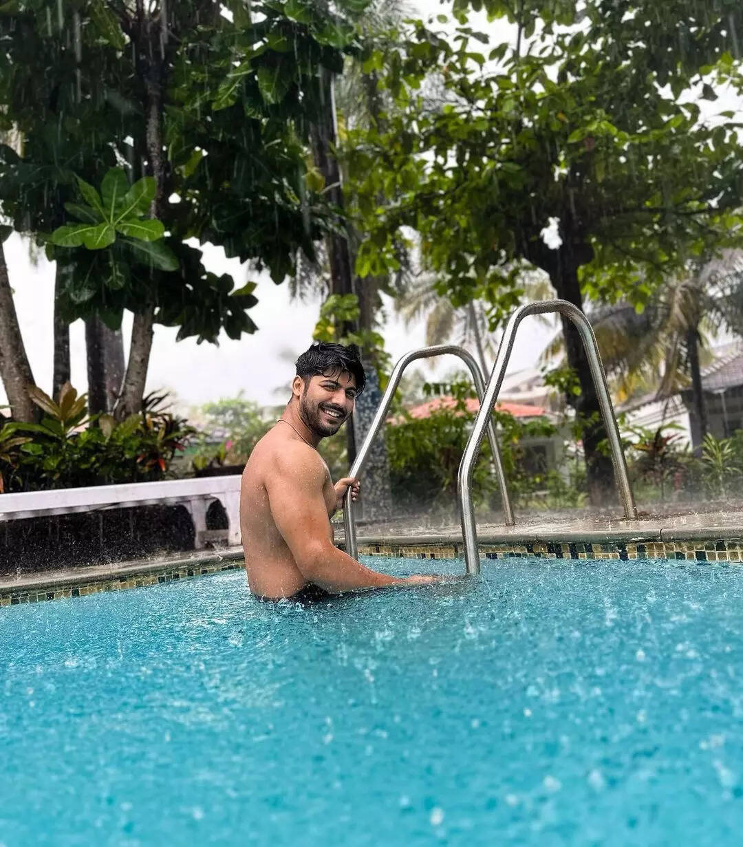 Pool Khan Girls, Sheezan Khan’s Shirtless Swimming Pool Pics Are A Heartstopper ...