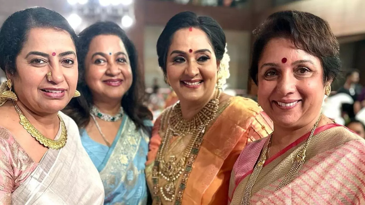 strongSuhasini Maniratnam Radikaa Sarathkumar Radha Nair Revathy Asha Kelunni in one framestrong