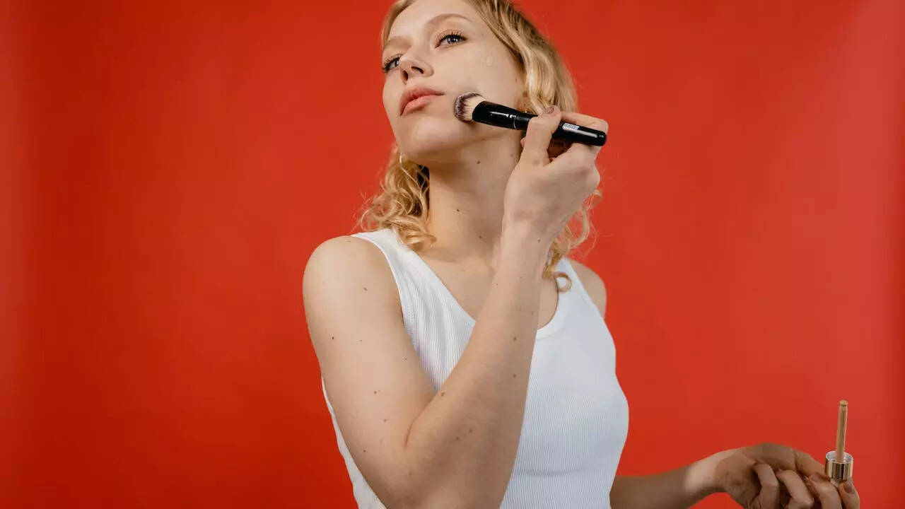 How To Apply Foundation Brush, Beauty Blender Or Fingers? The Best Way