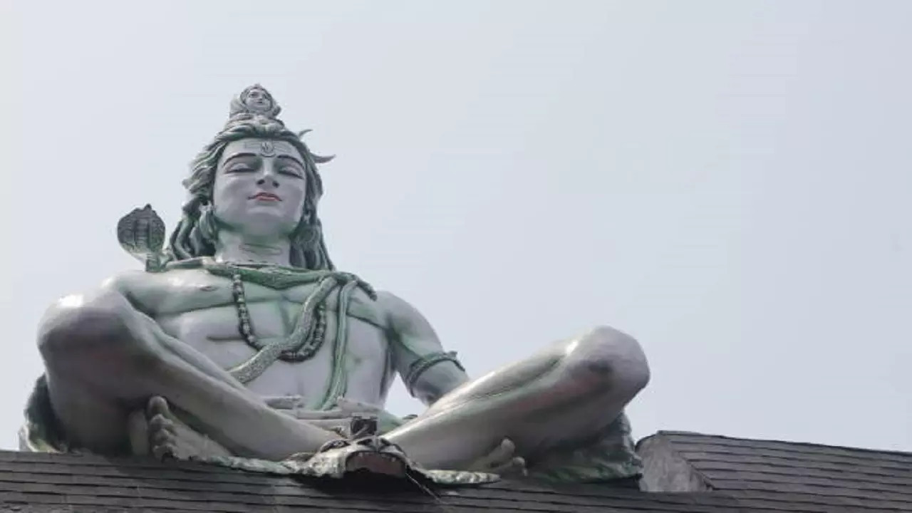 The temple hosts an annual festival called Maha Shivaratri