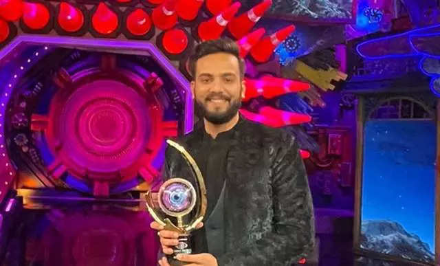 Elvish Yadav with his Bigg Boss trophy