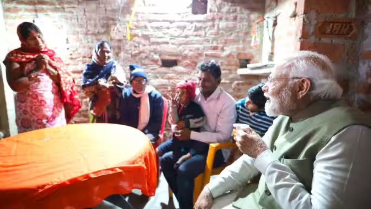 Enjoying Tea With PM Ujjwala Beneficiary