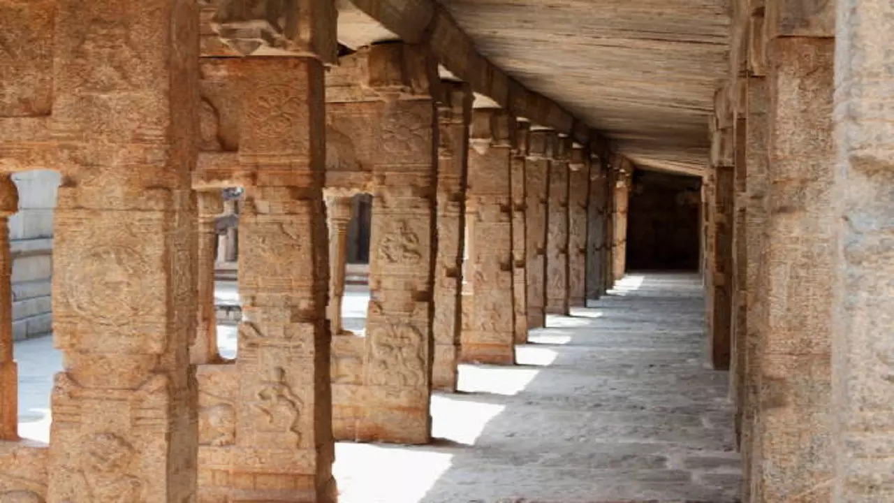 Veerabhadra Temple and its hanging pillar