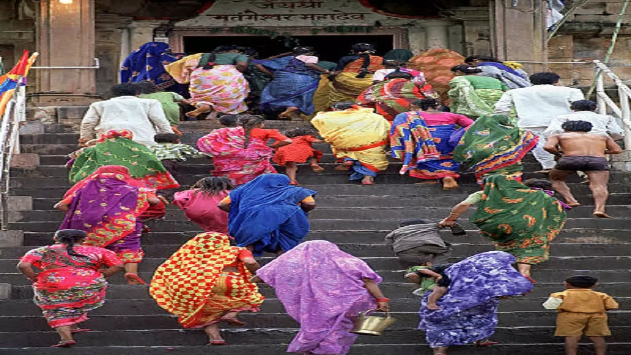 Devotees allowed to touch idol