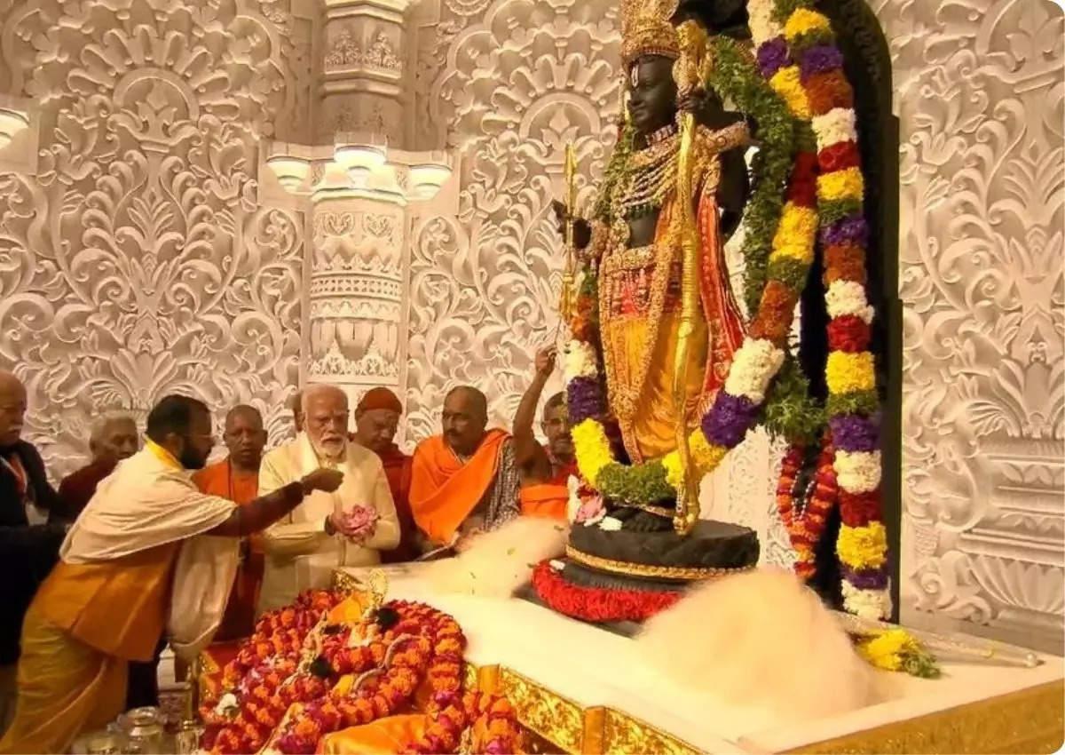 அயோத்தியில் கண் திறக்கப்பட்ட ராமருக்கு  பூஜை நடத்தப்பட்டது 