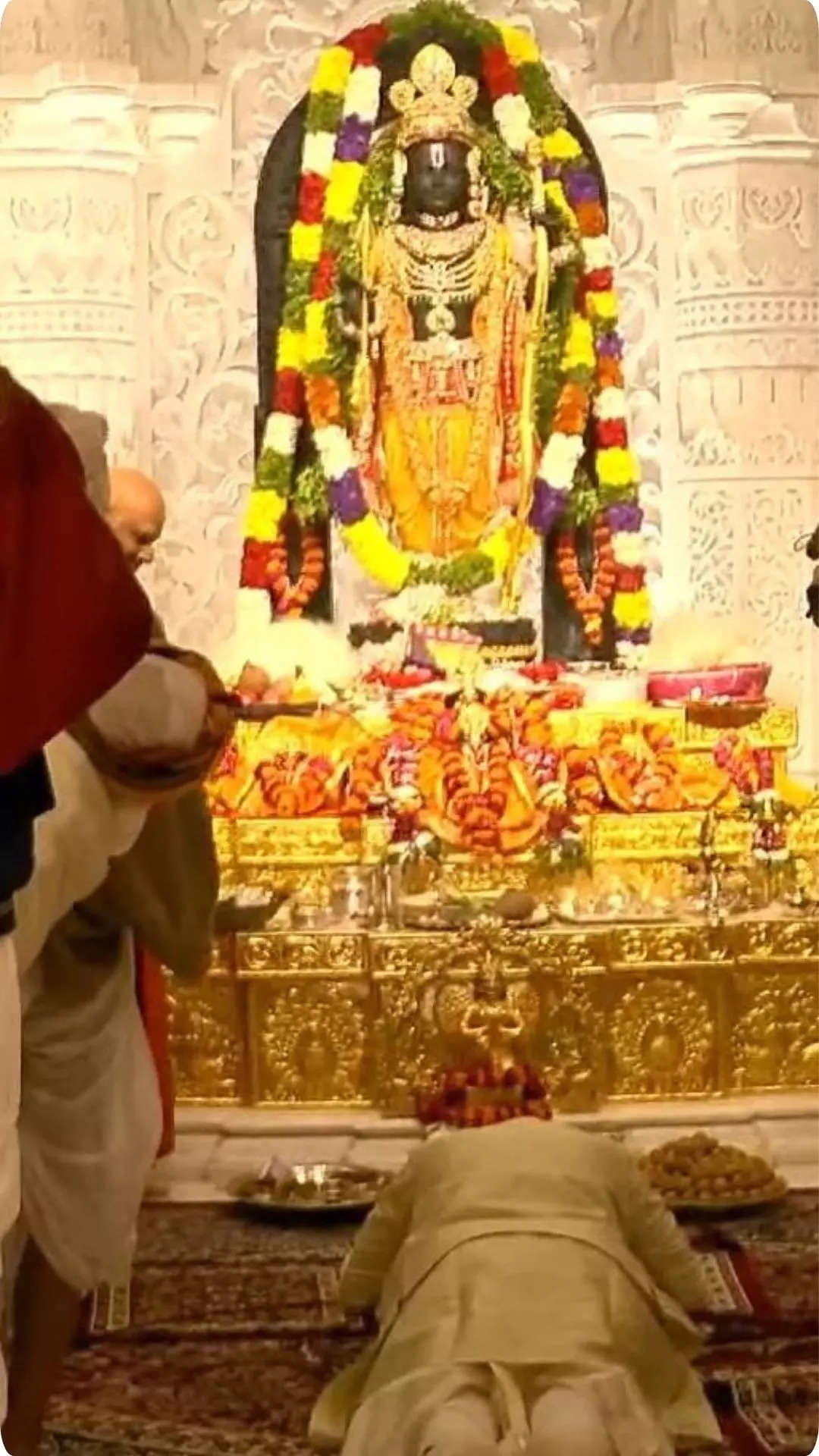 பிரதமர் மோடி ராமராய் தரிசிக்கும் காட்சி 