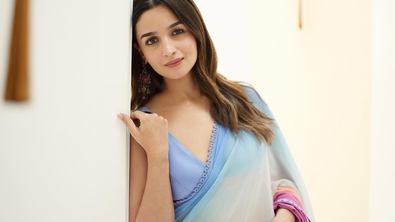 Alia Bhatts Regal Looks That Capture Hearts 