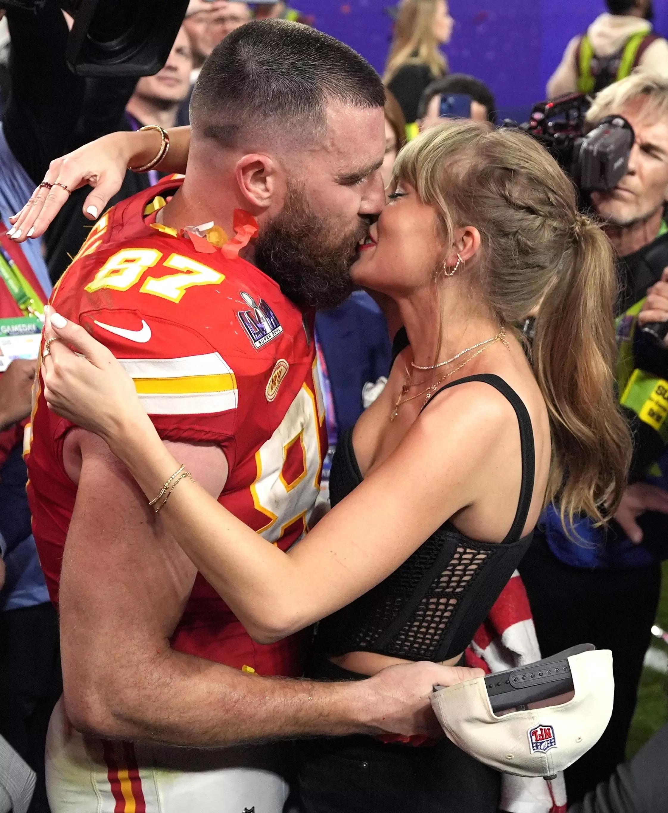 Swift Kiss Taylor and Travis Kelce Share a Sweet Moment