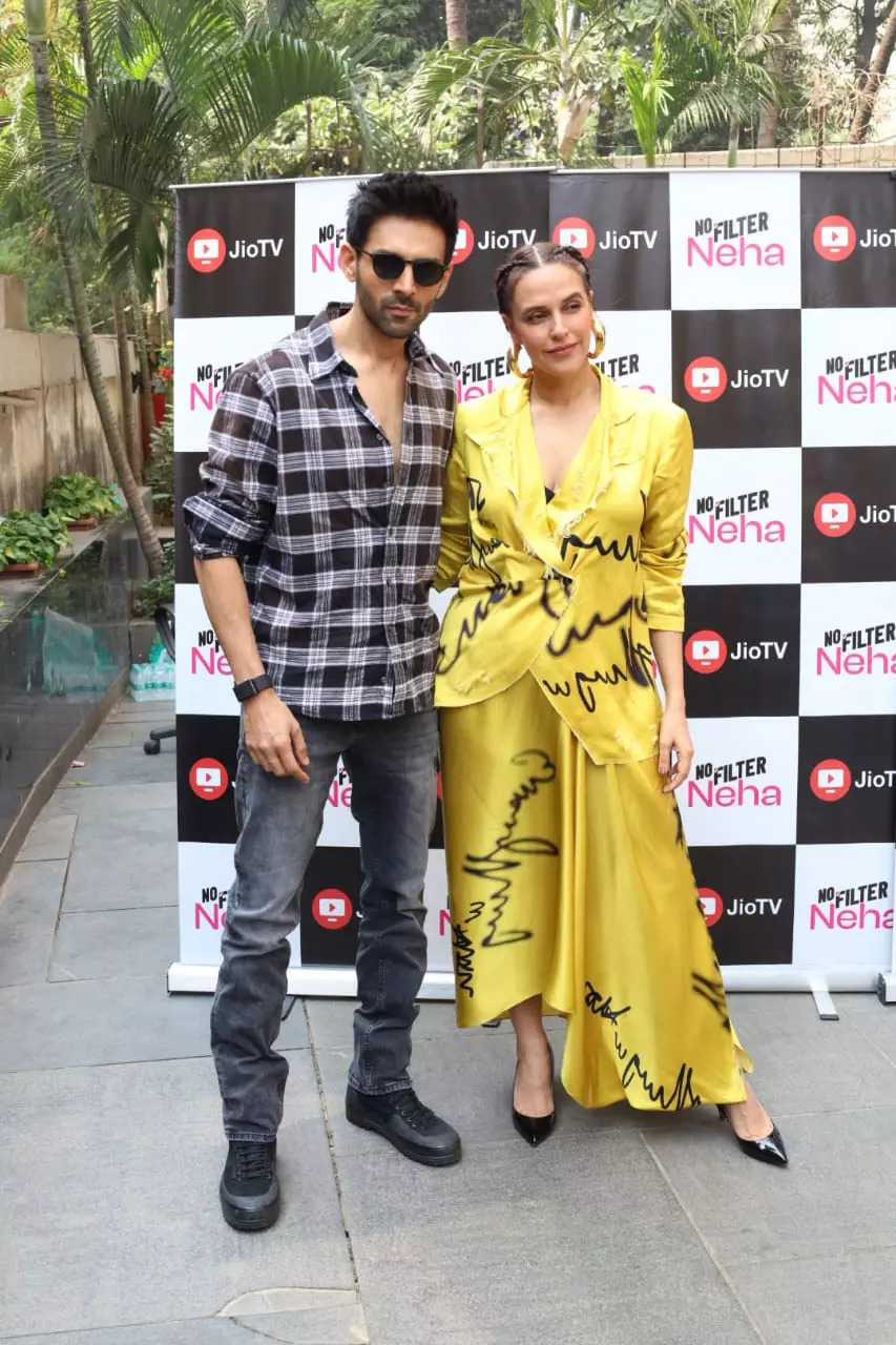 Kartik Aaryan And Neha Dhupia 