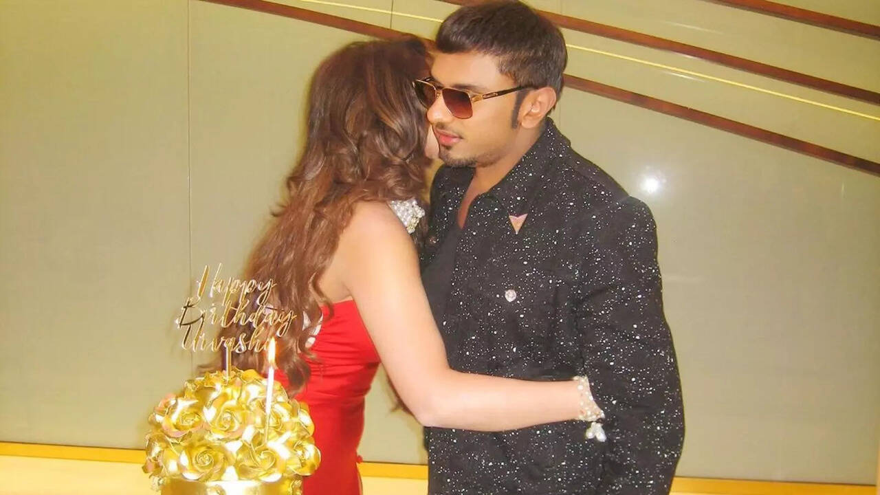 Yo Yo Honey Singh Gifts Urvashi Rautela 24 Carat Gold Cake Worth 3