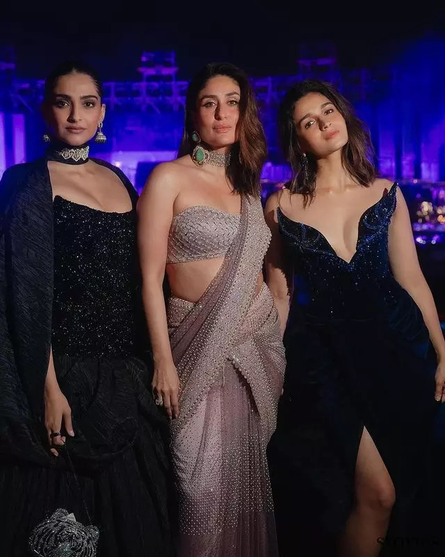 Sonam Kapoor Joined Kareena And Alia For A Classy Click