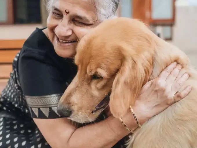 अत्यंत साधी राहणी कोणतेही दागिने नाहीत हातात एखादी बांगडी कानात कुडी आणि घड्याळ हा त्यांचा लूक अनेकांच्या मनात भरतो 