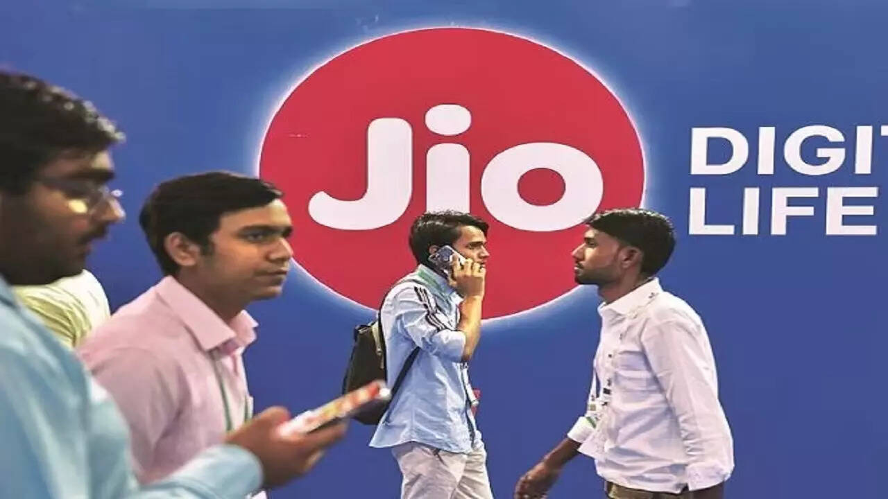 Jio Service Rakshit jio चा जबरदस्त प्लॅन! 894 रूपयांत एकदाच करा रिचार्ज, वर्षभर टेन्शनच ...