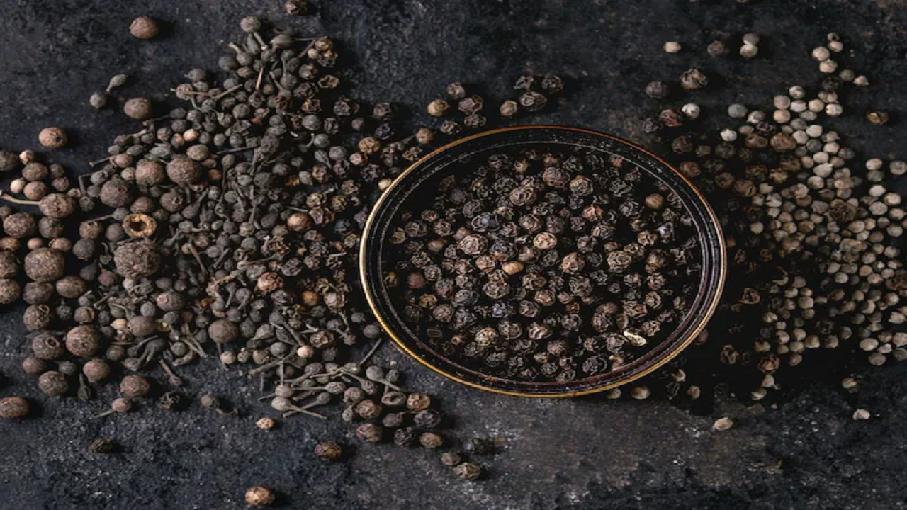 काळी मिरी... सर्दीखोकलाच नाही ब्लडप्रेशर आणि कोलेस्‍ट्रॉलचाही शत्रू