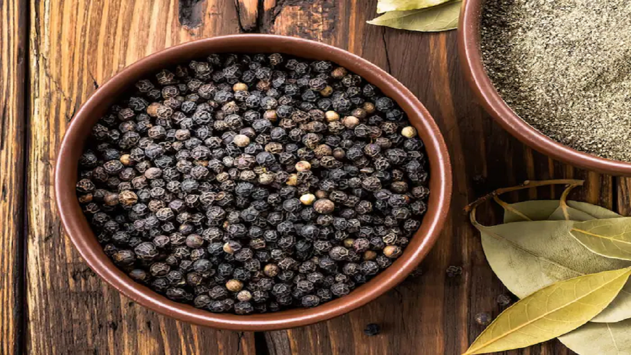 काळी मिरी... सर्दीखोकलाच नाही ब्लडप्रेशर आणि कोलेस्‍ट्रॉलचाही शत्रू