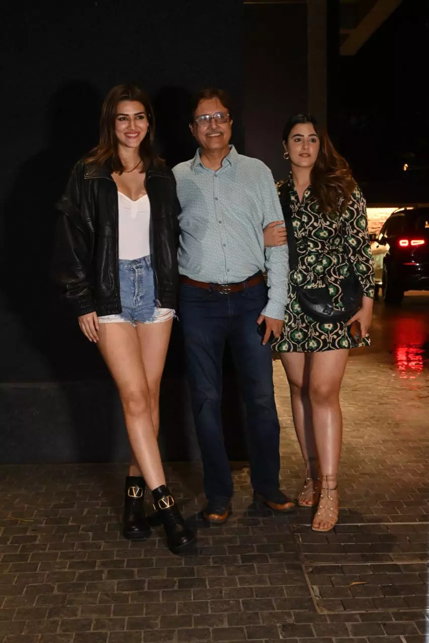 Kriti Sanon With Father And Sister Nupur Sanon