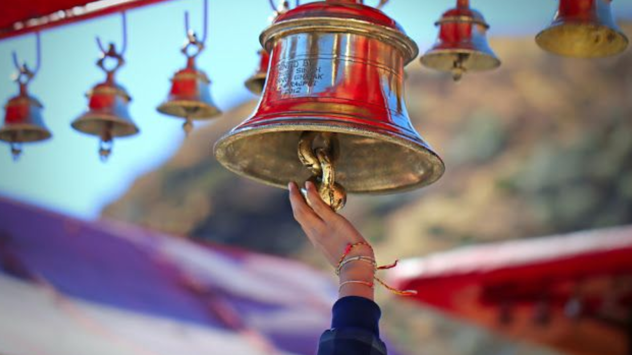 मंदिरातून बाहेर निघताना घंटी का वाजवू नये