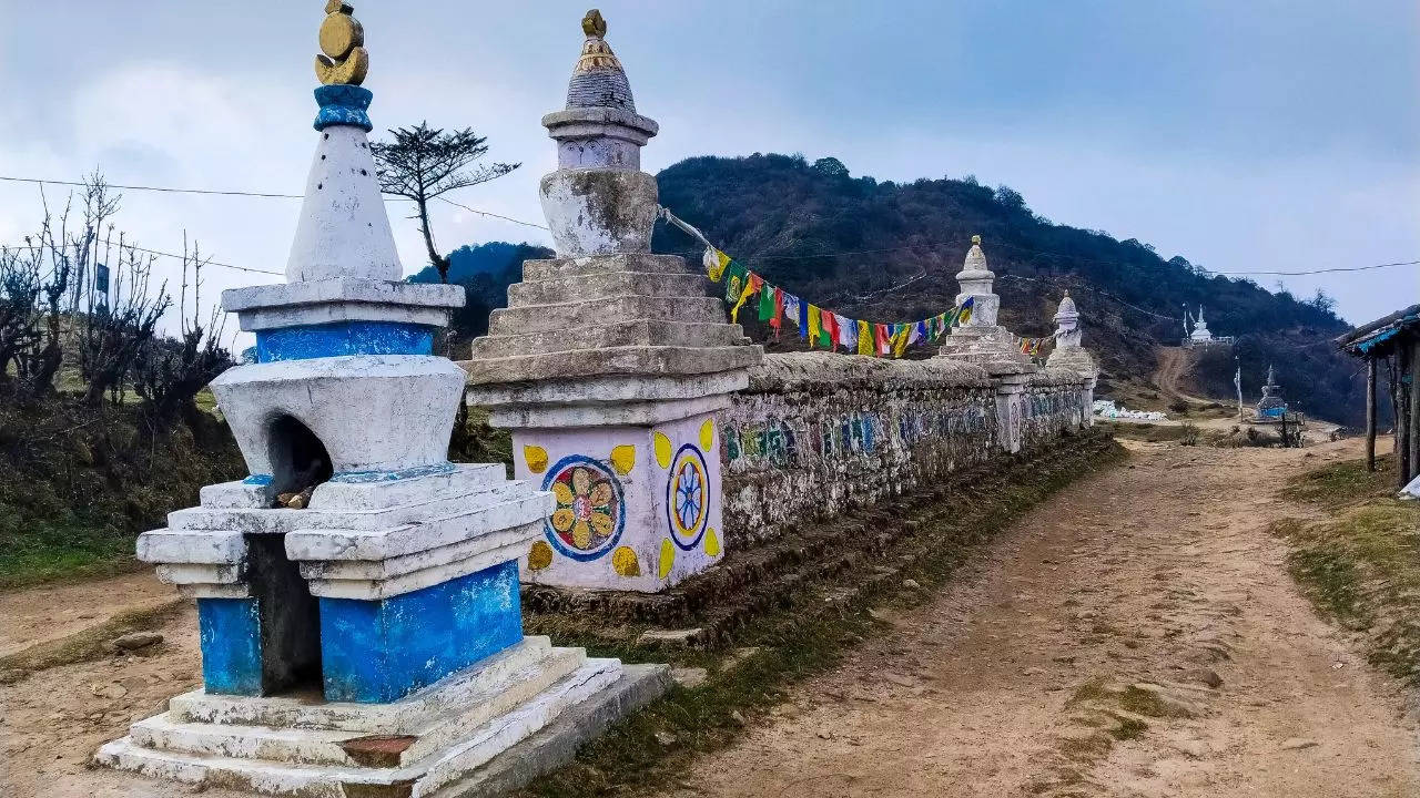 Stupas enroute Sandakphu Credit Canva