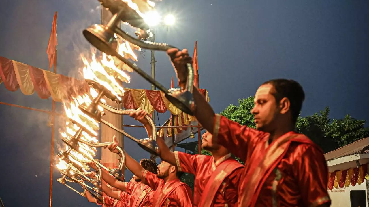 Attend the evening aarti in Varanasi Credit Canva