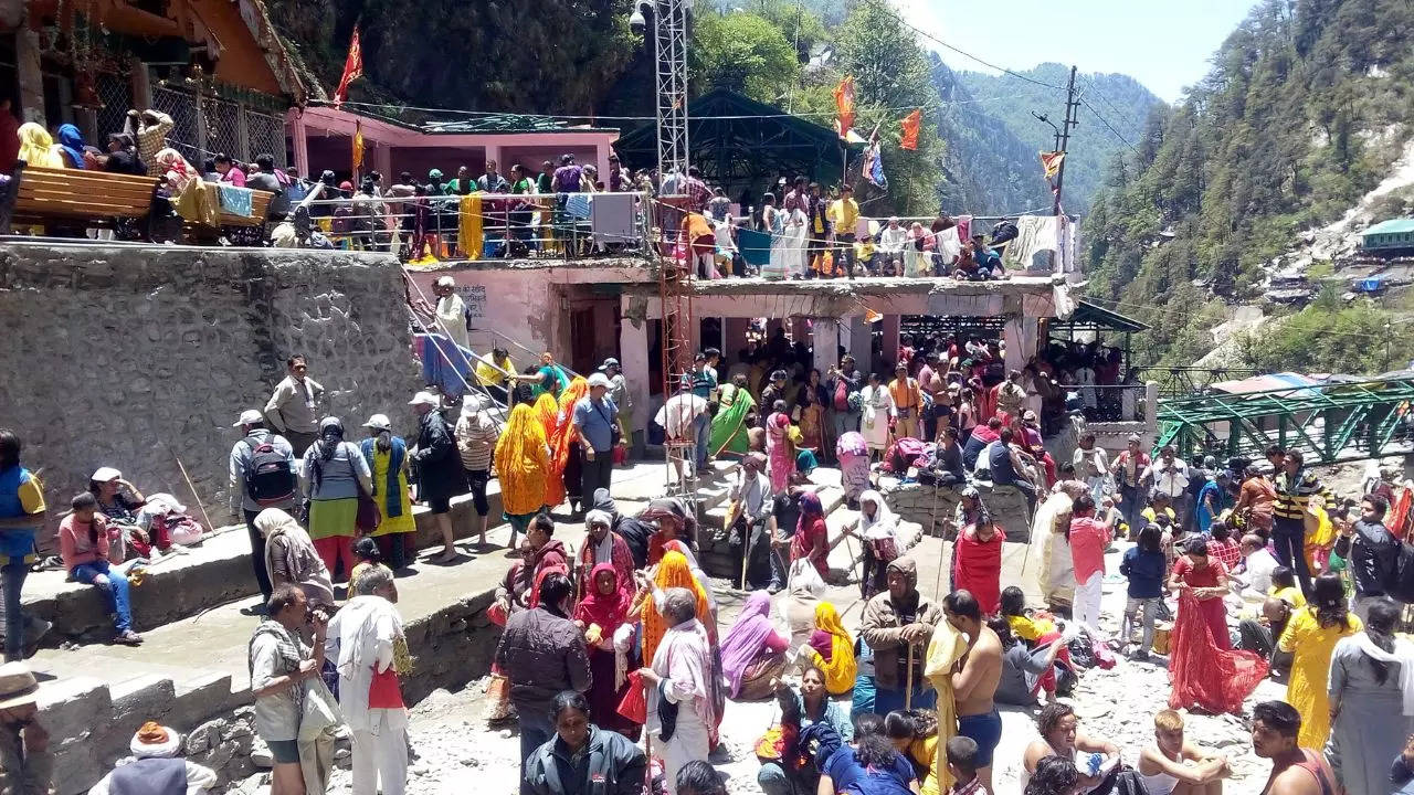 Devotees at Yamunotri Dham Credit Canva