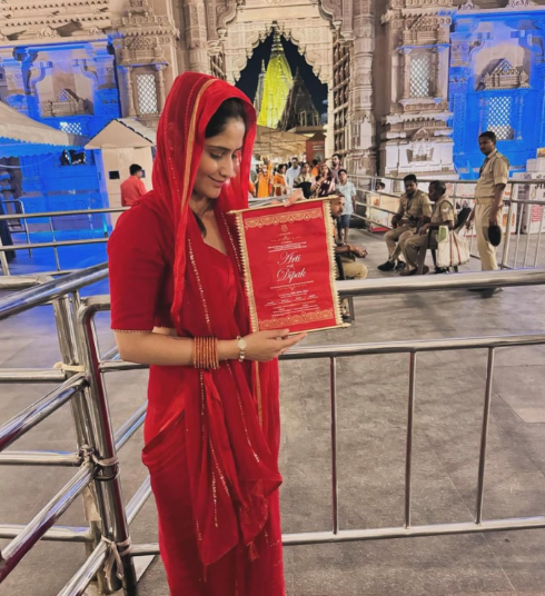 Bride-to-be Arti Singh Visits Kashi Vishwanath Temple In Red Saree ...