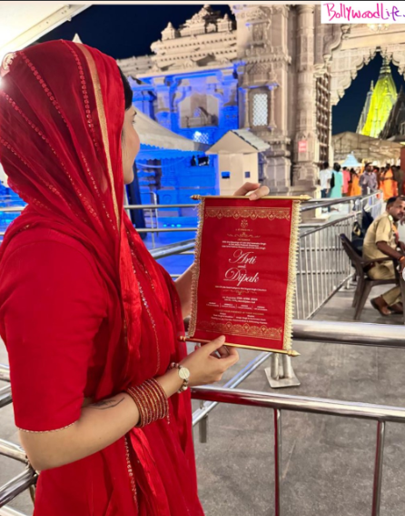 Bride-to-be Arti Singh Visits Kashi Vishwanath Temple In Red Saree ...