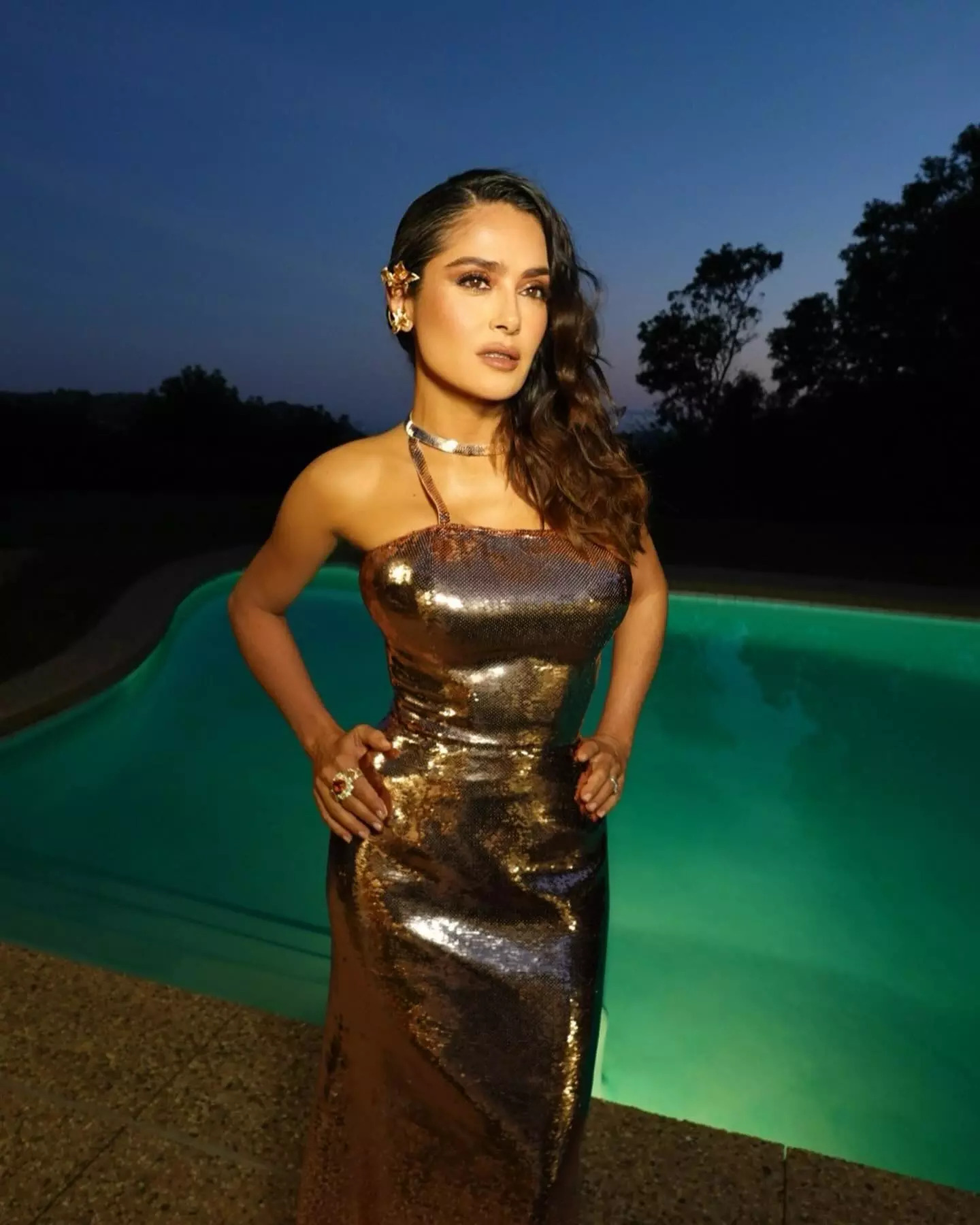 Experience Salma Hayek'S Irresistible Bikini Balcony Dance! - 20loecd
