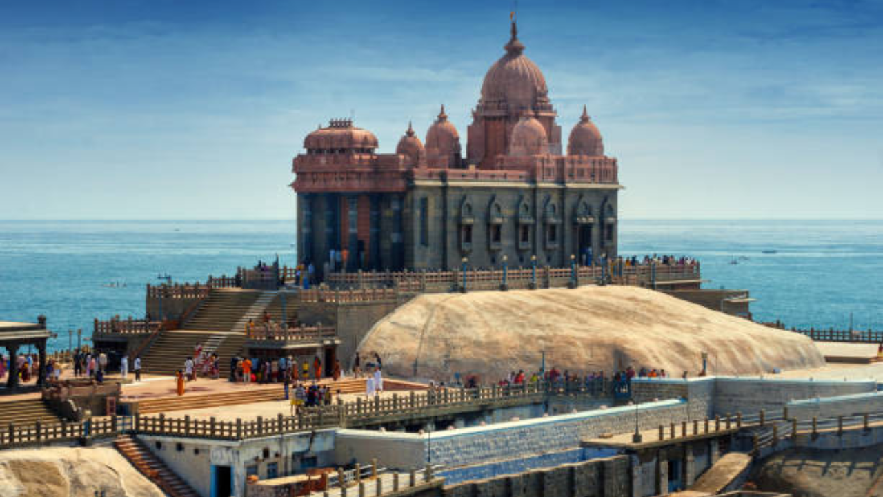 विवेकानंद रॉक मेमोरियल Vivekananda Rock Memorial हे कन्याकुमारीच्या लोकप्रिय ठिकाणांपैकी एक आहे येथेच स्वामी विवेकानंद यांना आत्मज्ञान प्राप्त झाले शांतता आणि अध्यात्मासाठी या ठिकाणी भेट देता  येऊ शकते अलीकडेच हे ठिकाणी पंतप्रधान नरेंद मोदी यांनी 40 तासांची ध्यान साधना केली त्यामुळे हे स्थळ आणखीन चर्चेत आले 