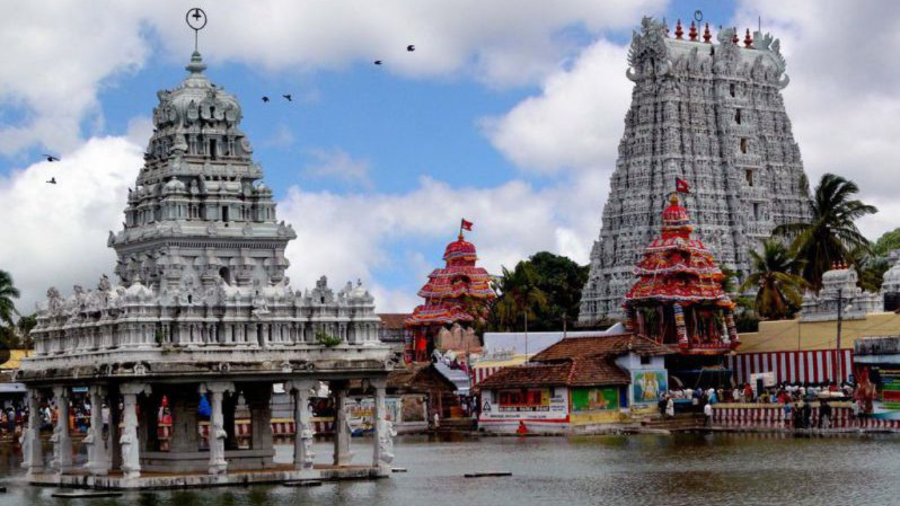 थनुमलयन मंदिराला Thanumalayan Temple थानुमलयन कोविल असेही म्हणतात या मंदिराचे सौंदर्य अप्रतिम आहे आणि ते पाहण्यासाठी देशाच्या कानाकोपऱ्यातून लोक येतात