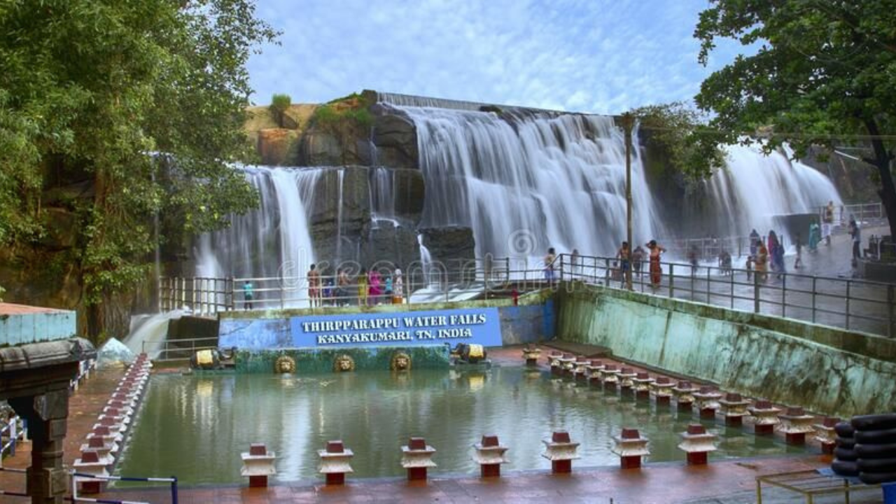 थिरपराप्पू फॉल्सची Thirparappu Waterfalls गणना कन्याकुमारीच्या सर्वोत्तम ठिकाणांमध्ये केली जाते येथे धबधब्याच्या स्वच्छ पाण्याचा आनंद मित्र आणि कुटुंबातील सदस्यांसह तुम्ही घेऊ शकता 